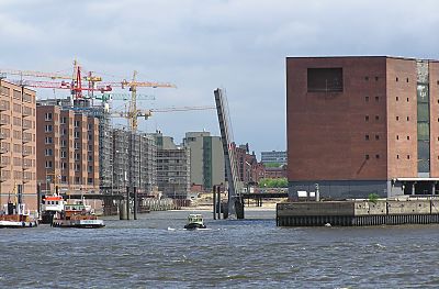 011_15434 in der Bildmitte die geffnete Sandtorhafenklappbrcke, dahinter der ehem.  Sandtorhafen. ( 2005 )