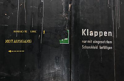 011_15438 Beschriftung einer Aussenluke, die zur Wasserseite fhrt.