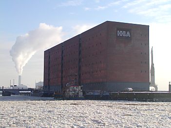 011_14753 Winter im Hamburger Hafen, das Elbwasser ist mit Eisschollen bedeckt.