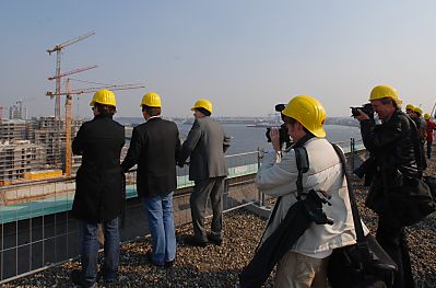 011_15444 Fotografen halten das Panorama der Hafencity mit ihren Kameras fest.