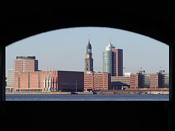 011_14762 Blick vom Hansahafen zur Speicherstadt; im Hintergrund der Turm vom Michel und das Gebude vom Hanseatic Trade Center HTC am Kehrwieder.
