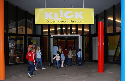 011_15911 - Eingang vom Kindermuseum am Osdorfer Born - eine Gruppe von Kindern betritt das Gebude. 