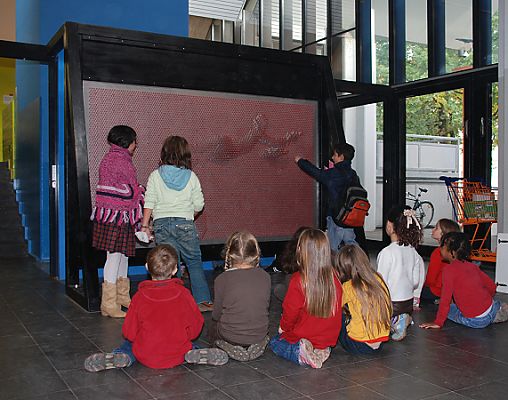 011_15913 - eine Gruppe von Kindern beobachtet das Entstehen einer Figur durch bewegliche Stbe.