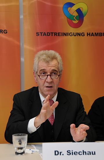 Bilder von der Pressekonferenz SHR   33_47914 Pressekonferenz der Stadtreinigung Hamburg SHR im Kompostwerk Btzberg / Tangstedt. Der SRH- Geschftsfhrer Dr. Rdiger Siechau erklrt, dass die Hamburger Stadtreinigung mit einem eigenen Kompostwerk die nachhaltige und umweltgerechte Verwertung von Bioabfllen aus Hamburger Haushalten in einer modernen Anlage sichert. Der Kauf des Kompostwerkes Btzberg ist nach der Biogasanlage in Hamburg-Stellingen ein weiterer wichtiger Meilenstein im Portfolio der SRH, um biogene Abflle zuknftig noch energieeffizienter zu nutzen. www.fotograf-hamburg.com