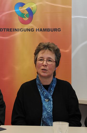 Fotos von der Pressekonferenz Btzberg  33_47915 Pressekonferenz der Stadtreinigung Hamburg im Kompostwerk Btzberg / Tangstedt. Die Betriebleiterin der Anlage Dr. Anke Boisch beschreibt, dass das Kompostwerk jhrlich rund verarbeitet rund 30.000 Tonnen Bioabfall zu hochwertigem Kompost verarbeitet. Rund 20.500 Tonnen Bioabflle stammen aus den knapp 50.000 grnen Biotonnen Hamburger Haushalte. Seit 1995 liefert die Kompostanlage jhrlich rund 10.000 bis 12.000 Tonnen Qualittskomposte, dem seit 1997 ununterbrochen das RAL Gtezeichen Kompost verliehen ist.