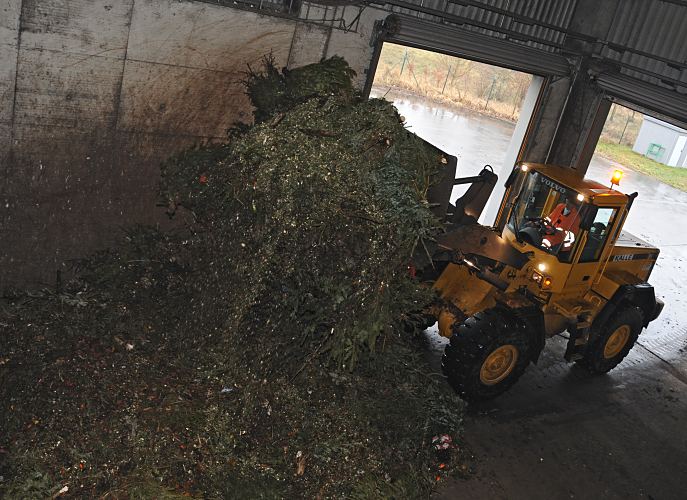 Bilder vom Kompostierwerk Btzberg - Radlader und Grnabflle  33_47917 Bilder aus dem Kompostierwerk in Tangstedt - die Anlage gehrt seit 2009 der Hamburger Stadtreinigung. Ein Radlader bringt die Grnabflle in eine Halle, wo diese Bioabflle maschinell zerkleinert werden. www.fotograf-hamburg.com