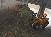 33_47917 Bilder aus dem Kompostierwerk in Tangstedt - die Anlage gehrt seit 2009 der Hamburger Stadtreinigung. Ein Radlader bringt die Grnabflle in eine Halle, wo diese Bioabflle maschinell zerkleinert werden. www.fotograf-hamburg.com