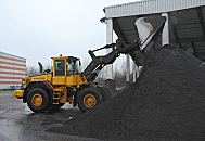 33_47927 Der Radlader schttet den fertigen Kompost zu einem grossen Haufen auf. Der organische Mehrnhrstoffdnger wird von der Stadtreinigung Hamburg als loser Kompost an die Landwirtschaft oder auch in abgepackten Scken an den Endabnehmer verkauft. der Kompost eignet sich sehr gut zur regelmigen Dngung und Humusversorgung von Gartenbeete goder  auch zur Neuanlage und Pflege von Rasenflchen sowie als Mischkomponente zur Herstellung von Blumenerden. Das Kompostwerk Btzberg produziert jhrlich rund 10 000 bis 12 000 Tonnen Kompost. www.fotograf-hamburg.com