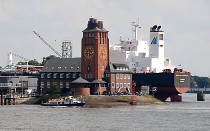 011_15818 - hinter dem Lotsenhaus liegt ein Tanker im Tankschiffhafen und wird gelscht - eine kleine Barkasse umrundet das Seemannshft.