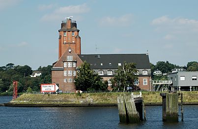 011_15820 - Blick zur Backstein - Architektur des Gebudes der Hamburger Lotsen, das von dem damaligen Oberbaudirektor Fritz Schumacher entworfen wurde - im Vordergrund Duckdalben zum Anlegen fr die Tanker im Tankschiffhafen.  