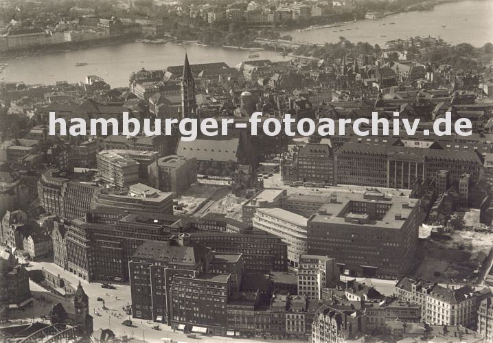 historische Luftaufnahme von Hamburg - Blick auf das Kontorhausviertel ca. 1930  -- 33_47942 Luftbild vom Hamburger Kontorhausviertel ca. 1930; im Vordergrund das Ballinhaus / Messberghof, dahinter das Chilehaus mit seiner spitz zulaufenden Gebudefront. Rechts davon der erst halbfertige Sprinkenhof. An der Steinstrasse liegt die St. Jacobikirche; lks. die Binnenalster und rechts die Aussenalster. www.hamburger-fotoarchiv.de