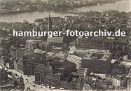 33_47942 Luftbild vom Hamburger Kontorhausviertel ca. 1930; im Vordergrund das Ballinhaus / Messberghof, dahinter das Chilehaus mit seiner spitz zulaufenden Gebudefront. Rechts davon der erst halbfertige Sprinkenhof. An der Steinstrasse liegt die St. Jacobikirche; lks. die Binnenalster und rechts die Aussenalster. www.hamburger-fotoarchiv.de