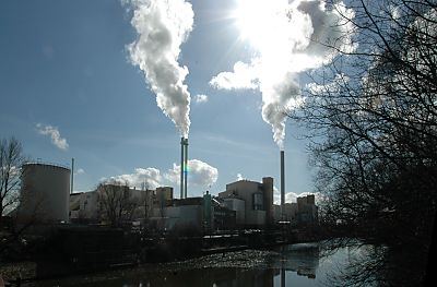 04_23059 qualmende Schornsteine der Mllverbrennungsanlage im Gegenlicht.