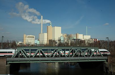 04_23073 Eisenbahnbrcke mit ICC - Zug - im Hintergrund die Schornsteine der Mllverbrennungsanlage Hamburg Billbrook. 