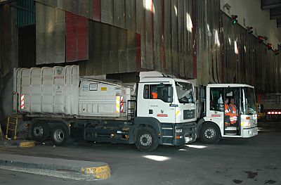 04_23078 Fahrzeuge der Hamburger Mllabfuhr stehen zur Entladung bereit.