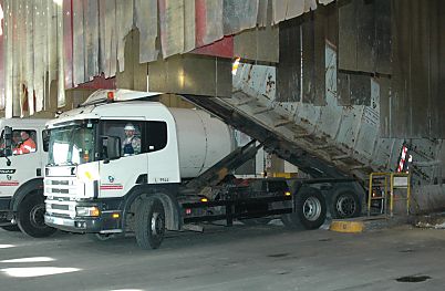 04_23079 ein Mlltransporter der Stadtreinigung Hamburg entldt den Abfall in der Mllverbrennungsanlage.