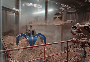 04_23080 gehckseltes Altholz im Vorratsbunker des Biomasse- Heizkraftwerk in der Borsigstrasse - der Vorrat reicht aus, um das Kraftwerk ca. 4 Tage zu betreiben. 