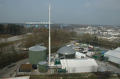 04_23218 Blick auf die Biogasanlage am Stellinger Moor; im Hintergrund die sogen. AOL-Arena (Volksparkstadion).