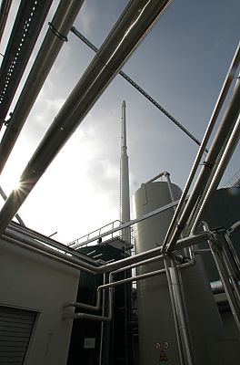 04_23220 Rohrsystem und Schornstein der Biogasanlage.