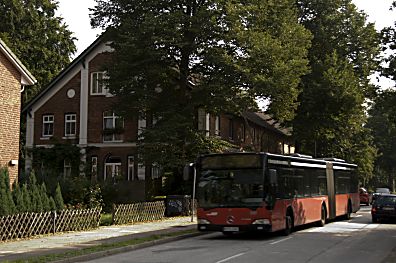 011_15996 - historische Bebauung in der Strasse Mmmelmannsberg; ein Autobus der HVV fhrt Richtung Hamburg Billstedt / Kirchsteinbek.  