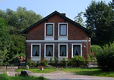 011_15997 - Wohnhaus / Backstein mit Vorgarten in der Strasse Mmmelmannsberg. 