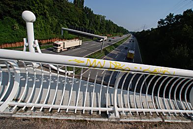 011_15998 - die Strasse Mmmelmannsberg fhrt mit einer Brcke ber die viel befahrene Autobahn A 1. Graffiti auf dem Gelnder, das die Fussgnger schtzt.