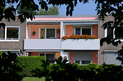 011_15600 - Balkone in der Strasse Mmmelmanns- berg sind in einem freundlichem rosa / pink gehalten. 