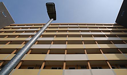 011_15605 - Laubengnge eines mehrstckigen Hauses in Mmmelmannsberg; die Front ist in Gelb / Ocker gehalten - Mast einer Strassenlaterne.  