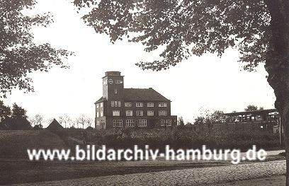 011_15346 - historische Ansicht vom Rathaus Ohlstedt - erbaut 1928, Architekt Baurat Vlker; rechts ist die Hochbahn Haltestelle Ohlstedt zu erkennen.
