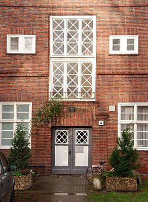 011_15348 - rckwrtiger Eingang des ehem. Rathaus Ohlstedt - die Treppenhausfenster und Tren sind mit gekreuzten Sprossen versehen.
