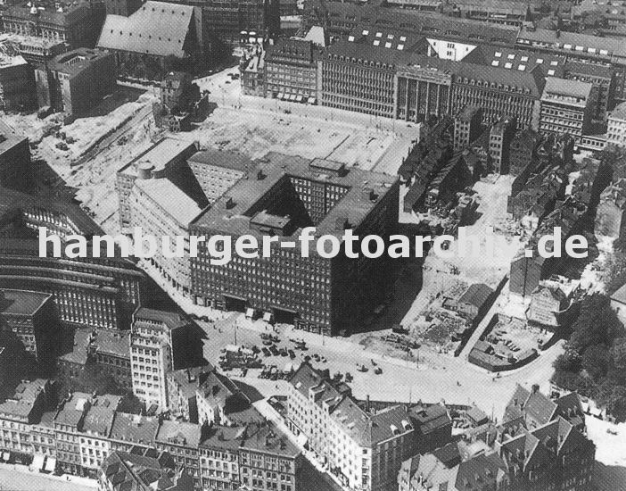 historische Luftaufnahme vom Hamburger Kontorhausviertel / Sprinkenhof   33_47969 Luftbild vom Hamburger Kontorhausviertel ca. 1930; im Bildzentrum der Sprinkenhof, lks. davon ein Ausschnitt vom Chilehaus mit seiner spitz zulaufenden Gebudefront. An der Steinstrasse stehen noch Teile des ehemaligen Gngeviertels in der Hamburger Altstadt. Links oben ist das Kirchenschiff der St. Jacobikirche zu erkennen. www.hamburger-fotoarchiv.de