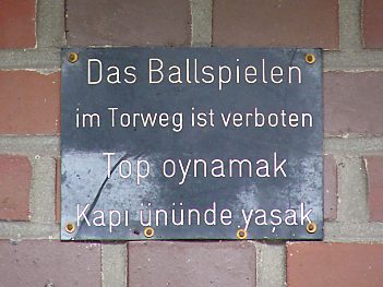 Multikulti - Schild in Deutsch + Trkisch:" Das Ballspielen im Torweg ist verboten "