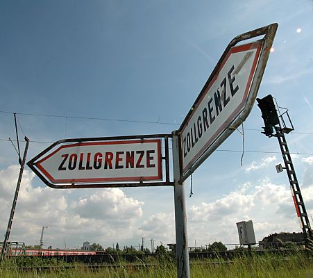 Hinweisschilder " Zollgrenze / Gleisanlage