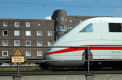 Fernzug - Lokomotive fhrt an den Veddel Wohnungen vorbei