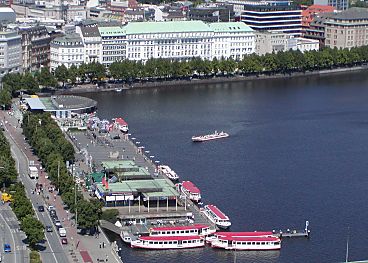 011_14124 - Blick ber den Alsteranleger am Jungfernstieg; im Vordergrund liegen Alsterdampfer; hinten links der Alsterpavillon (2002)