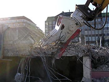 011_14127 - Abriss am Jungfernstieg, schwere Maschinen beissen sich durch die Eisenarmierung des Gebudes (2005)
