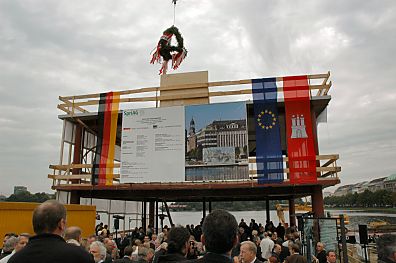 011_14128 - Richtfest fr den glsernen Pavillon am 27. September 2005; der Richtkranz hngt ber dem Gebude; die Deutschlandfahne, Europafahne, Hamburgfahne schmcken den Rohbau.