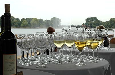 011_14131 - Die Glser mit Weisswein stehen bereit; re. ein Weinflasche mit Korken; im Hintergrund die Lombardsbrcken