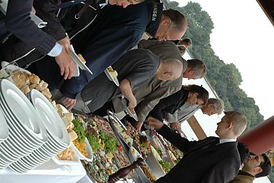 011_14132 - Das Kalte Bfett fr die Gste des Richtfestes ist erffnet; Tellerstapel und Schlange am Tisch. 