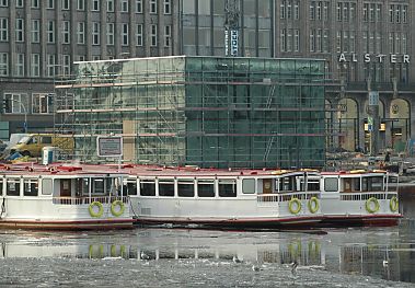 011_14133 - Alsterdampfer liegen vor dem sich im Bau befindendem glsernen Kubus des neuen Verkehrspavillons am Alsteranleger / Jungfernstieg.  01/2006