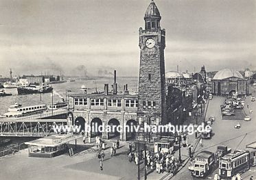 011_14866 - Blick ber die Landungsbrcken ca. 1954; lks. ein moderner Verkaufskiosk, Menschen warten an einer Haltestelle auf die Strassenbahn - im Hintergrund rechts die Kuppel vom Eingangsgebude des Alten Elbtunnels. 