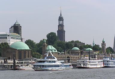 011_14869 - Blick von der Elbe zum Alten Elbtunnel und die Architektur der Landungsbrcken; Ausflugsdampfer und Schiffe der Hafenrundfahrt liegen am Anleger - im Bildzentrum das Wahrzeichen Hamburgs: der Hamburger Michel.