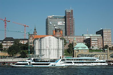 011_14870 - edas Gebude des alten Elbtunnels ist mit Planen verdeckt - die denkmalgeschtze Architektur wird restauriert - im Hintergrund Baukrne von Hamburg St. Pauli Baustellen. 