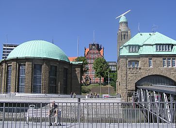 011_14876 - Blick ber die Landungsbrcken zum Eingangsgebude des alten Elbtunnels; rechts fhrt die Brcke zum Anleger; in der Bildmitte die Architektur der Navigationsschule.