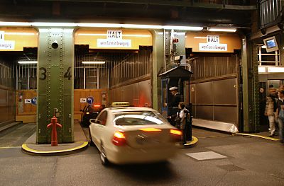 011_15098 - Autos fahren in den Auto - Fahrstuhl, um nach oben transportiert zu werden. 