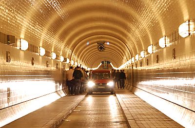 011_15100 - Fussgnger und ein Auto in der Elbtunnelrhre unter der Elbe. 