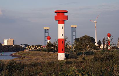 011_15876 - Leuchtfeuer beim Containerterminal Hamburg Altenwerder - im Hintergrund die Technik der Hubbrcke.