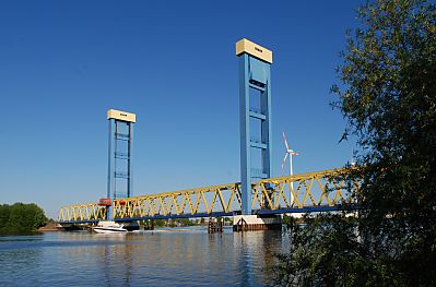 011_15877 - je nach Tiede ist die Durchfahrtshhe unter der Kattwykbrcke unterschiedlich - hier fhrt ein Motorboot ohne dass die Brcke angehoben werden musste.