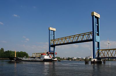 011_15879 - ein Motorschiff kommt von der Sderelbe und fhrt Richtung Elbe - die Brcke ist nur halb gehoben.