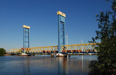 011_15881 - die ca. 288m lange Kattwybrcke ist fr den Strassenverkehr gesperrt, wenn ein Gterzug mit Containern die Elbe auf ihr berquert.